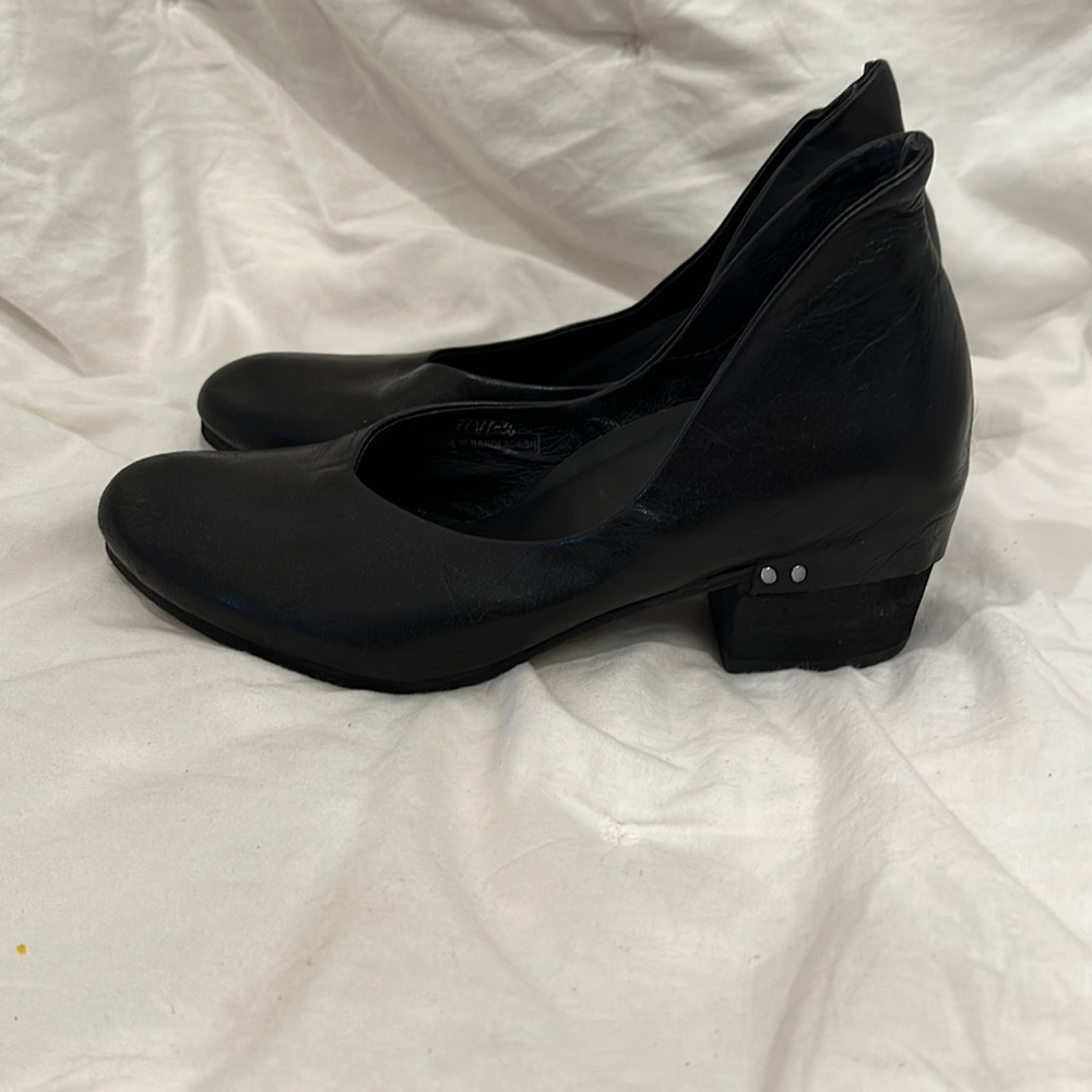 yukoimanishi black leather heels